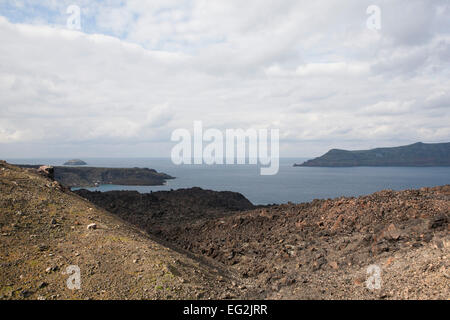 Nea Kameni Insel. 14. Februar 2015. in Santorini Griechenland ging Costas Papazachos Seismologen und Professor an der Aristoteles-Universität Thessaloniki und George Vougioukalakis, Dr. Volcanologist Geothermie Forscher, auf die Insel Nea Kameni, Überwachungsgeräte, die Gasmessungen wie Kohlendioxid und Schwefelwasserstoff und einige zu reparieren, dass Hapend wegen schlechten Wetters Schäden zu überprüfen. Bildnachweis: Konstantina Sidiropoulou/Alamy Live-Nachrichten Stockfoto