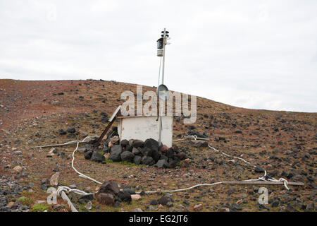 Nea Kameni Insel. 14. Februar 2015. in Santorini Griechenland ging Costas Papazachos Seismologen und Professor an der Aristoteles-Universität Thessaloniki und George Vougioukalakis, Dr. Volcanologist Geothermie Forscher, auf die Insel Nea Kameni, Überwachungsgeräte, die Gasmessungen wie Kohlendioxid und Schwefelwasserstoff und einige zu reparieren, dass Hapend wegen schlechten Wetters Schäden zu überprüfen. Bildnachweis: Konstantina Sidiropoulou/Alamy Live-Nachrichten Stockfoto