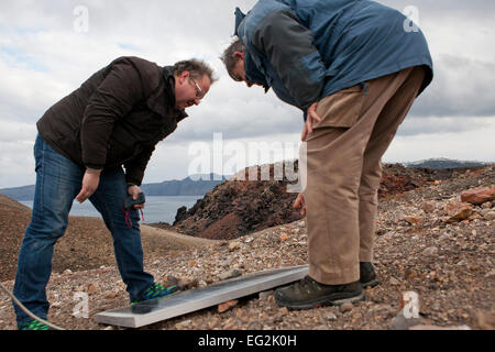 Nea Kameni Insel. 14. Februar 2015. in Santorini Griechenland ging Costas Papazachos Seismologen und Professor an der Aristoteles-Universität Thessaloniki und George Vougioukalakis, Dr. Volcanologist Geothermie Forscher, auf die Insel Nea Kameni, Überwachungsgeräte, die Gasmessungen wie Kohlendioxid und Schwefelwasserstoff und einige zu reparieren, dass Hapend wegen schlechten Wetters Schäden zu überprüfen. Bildnachweis: Konstantina Sidiropoulou/Alamy Live-Nachrichten Stockfoto