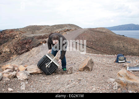 Nea Kameni Insel. 14. Februar 2015. in Santorini Griechenland ging Costas Papazachos Seismologen und Professor an der Aristoteles-Universität Thessaloniki und George Vougioukalakis, Dr. Volcanologist Geothermie Forscher, auf die Insel Nea Kameni, Überwachungsgeräte, die Gasmessungen wie Kohlendioxid und Schwefelwasserstoff und einige zu reparieren, dass Hapend wegen schlechten Wetters Schäden zu überprüfen. Bildnachweis: Konstantina Sidiropoulou/Alamy Live-Nachrichten Stockfoto