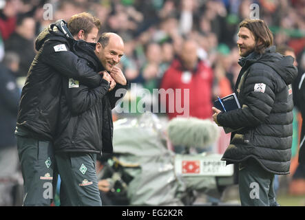 Bremen, Deutschland. 14. Februar 2015. Bremens Viktor Skripnik (L) feiert den Sieg seines Teams mit Torsten Frings (R) nach deutschen Bundesliga Fußballspiel zwischen Werder Bremen und FC Augsburg im Weserstadion in Bremen, Deutschland, 14. Februar 2015. Bildnachweis: Dpa picture Alliance/Alamy Live News Stockfoto