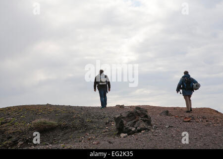 Nea Kameni Insel. 14. Februar 2015. in Santorini Griechenland ging Costas Papazachos Seismologen und Professor an der Aristoteles-Universität Thessaloniki und George Vougioukalakis, Dr. Volcanologist Geothermie Forscher, auf die Insel Nea Kameni, Überwachungsgeräte, die Gasmessungen wie Kohlendioxid und Schwefelwasserstoff und einige zu reparieren, dass Hapend wegen schlechten Wetters Schäden zu überprüfen. Bildnachweis: Konstantina Sidiropoulou/Alamy Live-Nachrichten Stockfoto