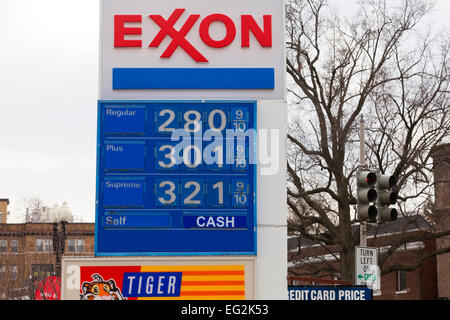 Exxon Tankstelle Preis Zeichen - USA Stockfoto