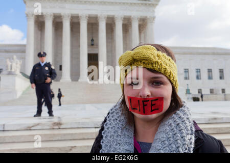 Washington DC, USA. 22. Januar 2015. Pro-Life-Anhänger stehen vor dem Supreme Court Gebäude Stockfoto