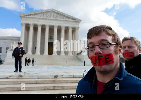Washington DC, USA. 22. Jan 2015. Unterstützer für das Leben steht vor dem Gebäude des obersten Bundesgerichtes. Stockfoto