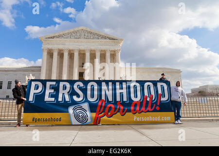 Washington DC, USA. 22. Januar 2015. Pro-Life-Fans stehen vor dem Supreme Court Gebäude Stockfoto