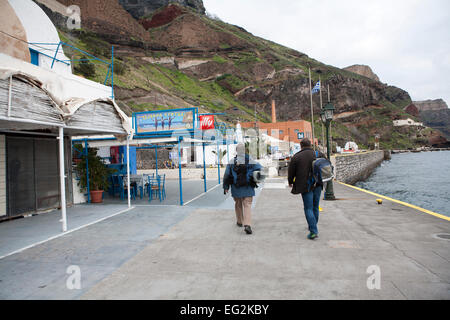 Nea Kameni Insel. 14. Februar 2015. in Santorini Griechenland ging Costas Papazachos Seismologen und Professor an der Aristoteles-Universität Thessaloniki und George Vougioukalakis, Dr. Volcanologist Geothermie Forscher, auf die Insel Nea Kameni, Überwachungsgeräte, die Gasmessungen wie Kohlendioxid und Schwefelwasserstoff und einige zu reparieren, dass Hapend wegen schlechten Wetters Schäden zu überprüfen. Bildnachweis: Konstantina Sidiropoulou/Alamy Live-Nachrichten Stockfoto