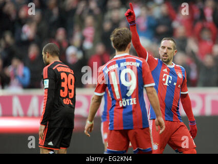 Münchner Franck Ribery (R) feiert sein 7-0 Tor mit Mario Goetze neben Hamburgs Ashton Götz in der deutschen Bundesliga-Fußballspiel zwischen FC Bayern München und den Hamburger SV in der Allianz Arena in München, 14. Februar 2015. Foto: TOBIAS HASE/Dpa (EMBARGO Bedingungen - Achtung - aufgrund der Akkreditierungsrichtlinien der DFL nur erlaubt die Veröffentlichung und Nutzung von bis zu 15 Bilder pro im Internet und in Online-Medien während des Spiels übereinstimmen) Stockfoto