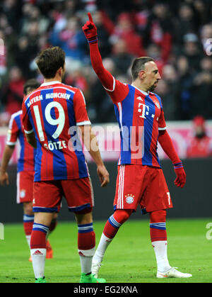 Münchner Franck Ribery (R) feiert sein Tor 7-0 mit Mario Goetze während der deutschen Bundesliga-Fußballspiel zwischen FC Bayern München und den Hamburger SV in der Allianz Arena in München, 14. Februar 2015. Foto: TOBIAS HASE/Dpa (EMBARGO Bedingungen - Achtung - aufgrund der Akkreditierungsrichtlinien der DFL nur erlaubt die Veröffentlichung und Nutzung von bis zu 15 Bilder pro im Internet und in Online-Medien während des Spiels übereinstimmen) Stockfoto