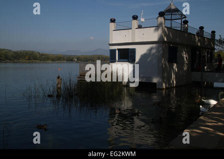 Bootshaus am See von Banyoles (Estany de Banyoles) befindet sich in der Pla de Estany, Provinz Girona, Katalonien, Spanien Stockfoto