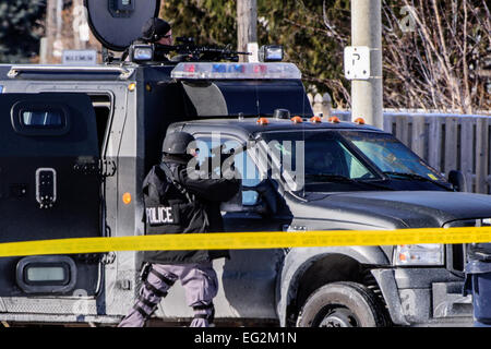 Toronto, Kanada. 12. Februar 2015. Mitglieder der Toronto Police Emergency Task Force sicherte eine East York nach Hause nach einem nahe gelegenen shooting. Schulen wurden zu halten und sicher, taktische Polizeieinheiten in Aktion gestellt wurden, und Bereich der Dawes-Straße und der Victoria Park Avenue wurde gesperrt, während die Polizei einen bewaffneten Verdächtigen bei einem shooting bei 40 Gower Street gesucht. Bildnachweis: Victor Biro/Alamy Live-Nachrichten Stockfoto