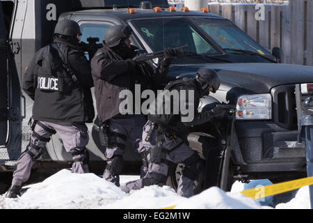 Toronto, Kanada. 12. Februar 2015. Mitglieder der Toronto Police Emergency Task Force sicherte eine East York nach Hause nach einem nahe gelegenen shooting. Schulen wurden zu halten und sicher, taktische Polizeieinheiten in Aktion gestellt wurden, und Bereich der Dawes-Straße und der Victoria Park Avenue wurde gesperrt, während die Polizei einen bewaffneten Verdächtigen bei einem shooting bei 40 Gower Street gesucht. Bildnachweis: Victor Biro/Alamy Live-Nachrichten Stockfoto