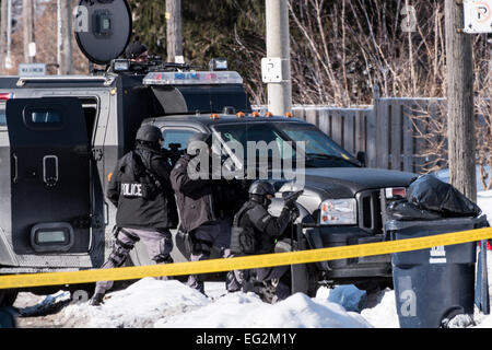 Toronto, Kanada. 12. Februar 2015. Mitglieder der Toronto Police Emergency Task Force sicherte eine East York nach Hause nach einem nahe gelegenen shooting. Schulen wurden zu halten und sicher, taktische Polizeieinheiten in Aktion gestellt wurden, und Bereich der Dawes-Straße und der Victoria Park Avenue wurde gesperrt, während die Polizei einen bewaffneten Verdächtigen bei einem shooting bei 40 Gower Street gesucht. Bildnachweis: Victor Biro/Alamy Live-Nachrichten Stockfoto