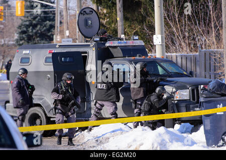 Toronto, Kanada. 12. Februar 2015. Mitglieder der Toronto Police Emergency Task Force sicherte eine East York nach Hause nach einem nahe gelegenen shooting. Schulen wurden zu halten und sicher, taktische Polizeieinheiten in Aktion gestellt wurden, und Bereich der Dawes-Straße und der Victoria Park Avenue wurde gesperrt, während die Polizei einen bewaffneten Verdächtigen bei einem shooting bei 40 Gower Street gesucht. Bildnachweis: Victor Biro/Alamy Live-Nachrichten Stockfoto