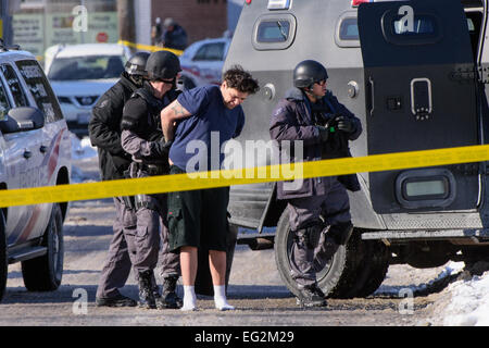 Toronto, Kanada. 12. Februar 2015. Mitglieder der Toronto Police Emergency Task Force festgenommen zwei Verdächtige, nach einem nahe gelegenen shooting. Schulen wurden zu halten und sicher, taktische Polizeieinheiten in Aktion gestellt wurden, und Bereich der Dawes-Straße und der Victoria Park Avenue wurde gesperrt, während die Polizei einen bewaffneten Verdächtigen bei einem shooting bei 40 Gower Street gesucht. Bildnachweis: Victor Biro/Alamy Live-Nachrichten Stockfoto