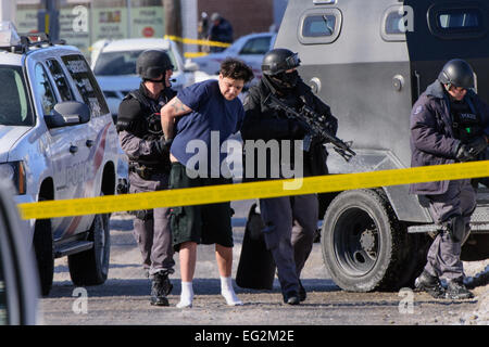 Toronto, Kanada. 12. Februar 2015. Mitglieder der Toronto Police Emergency Task Force festgenommen zwei Verdächtige, nach einem nahe gelegenen shooting. Schulen wurden zu halten und sicher, taktische Polizeieinheiten in Aktion gestellt wurden, und Bereich der Dawes-Straße und der Victoria Park Avenue wurde gesperrt, während die Polizei einen bewaffneten Verdächtigen bei einem shooting bei 40 Gower Street gesucht. Bildnachweis: Victor Biro/Alamy Live-Nachrichten Stockfoto