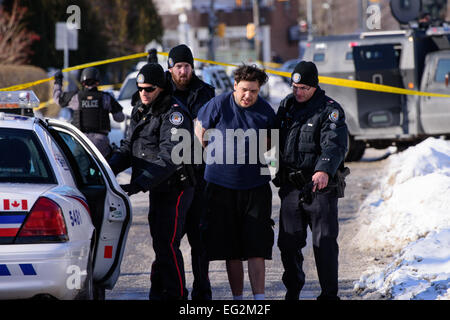 Toronto, Kanada. 12. Februar 2015. Mitglieder der Toronto Police Emergency Task Force festgenommen zwei Verdächtige, nach einem nahe gelegenen shooting. Schulen wurden zu halten und sicher, taktische Polizeieinheiten in Aktion gestellt wurden, und Bereich der Dawes-Straße und der Victoria Park Avenue wurde gesperrt, während die Polizei einen bewaffneten Verdächtigen bei einem shooting bei 40 Gower Street gesucht. Bildnachweis: Victor Biro/Alamy Live-Nachrichten Stockfoto