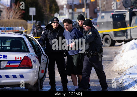 Toronto, Kanada. 12. Februar 2015. Mitglieder der Toronto Police Emergency Task Force festgenommen zwei Verdächtige, nach einem nahe gelegenen shooting. Schulen wurden zu halten und sicher, taktische Polizeieinheiten in Aktion gestellt wurden, und Bereich der Dawes-Straße und der Victoria Park Avenue wurde gesperrt, während die Polizei einen bewaffneten Verdächtigen bei einem shooting bei 40 Gower Street gesucht. Bildnachweis: Victor Biro/Alamy Live-Nachrichten Stockfoto