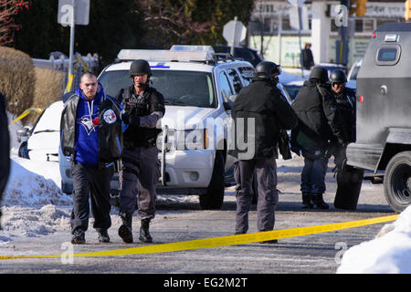 Toronto, Kanada. 12. Februar 2015. Mitglieder der Toronto Police Emergency Task Force festgenommen zwei Verdächtige, nach einem nahe gelegenen shooting. Schulen wurden zu halten und sicher, taktische Polizeieinheiten in Aktion gestellt wurden, und Bereich der Dawes-Straße und der Victoria Park Avenue wurde gesperrt, während die Polizei einen bewaffneten Verdächtigen bei einem shooting bei 40 Gower Street gesucht. Bildnachweis: Victor Biro/Alamy Live-Nachrichten Stockfoto