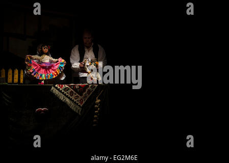 Serbische Puppenspiel "Dort weit weg" unter der Regie von Amela Vucenovic, zeigte am 15. iranischen internationale Puppenspielerfestival "Teheran Mobarak", Teheran, Iran Stockfoto