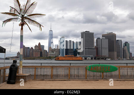 Die Skyline von Lower Manhattan kann vom Hafen in New York City aus gesehen werden. Stockfoto