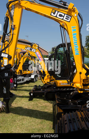 Unter blauen Himmel, in der Nähe des sauberen hellen gelben JCB 8085 Kompaktbagger auf Anzeige geparkt - Messestand, Yorkshire, England, UK. Stockfoto