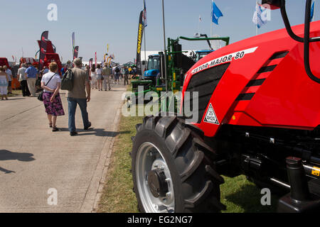 An einem sonnigen Tag mit blauen Himmel, eine große Anzahl von Menschen gehen Sie die Avenue, mit landwirtschaftlichen Maschinen, gesäumt von großen Yorkshire zeigen, Harrogate, England, UK. Stockfoto