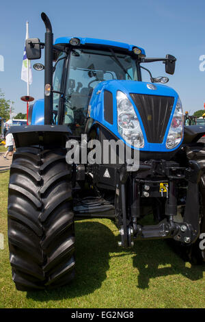 Low Angle View von sauber, glänzend, blau New Holland Traktor - Messestand Anzeige, Yorkshire, England, Großbritannien, GB, Vereinigtes Königreich, UK. Stockfoto