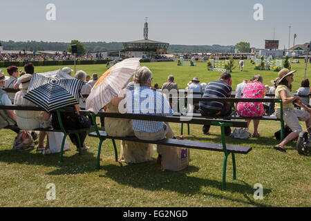 Große Volksmenge um die Hauptarena versammelt, beobachten die Horse Jumping Event im Sommer Sonne - Die große Show - Harrogate Yorkshire, England, UK. Stockfoto