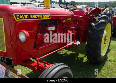 In einem makellosen Zustand, rot David Brown 990 Implematic Serie Classic Traktor geparkt und auf der Anzeige an der großen Yorkshire zeigen, Harrogate, England, UK. Stockfoto