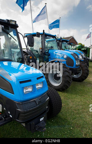 Anzeige von landwirtschaftlichen Maschinen (neue blaue Landini Traktoren) geparkten Seite an Seite auf einem Messestand bei der Great Yorkshire, England, GB, UK. Stockfoto