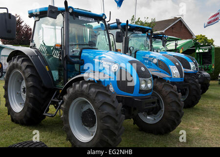 Anzeige von landwirtschaftlichen Maschinen (neue blaue Landini Traktoren) geparkten Seite an Seite auf einem Messestand bei der Great Yorkshire, England, GB, UK. Stockfoto