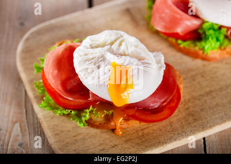 Sandwich mit Schinken und Spiegelei Tomaten Stockfoto