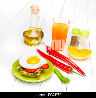 Französisch getoastetes Sandwich mit Spiegeleiern Stockfoto