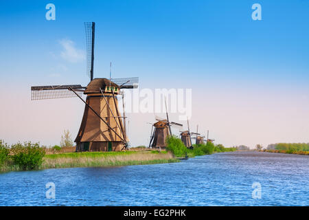 Windmühlen von Kinderdijk und Kanal Stockfoto