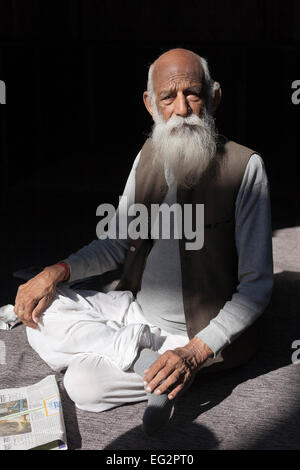 Jodhpur, Rajasthan, Indien. Porträt von älteren Mann mit Zeitung Stockfoto
