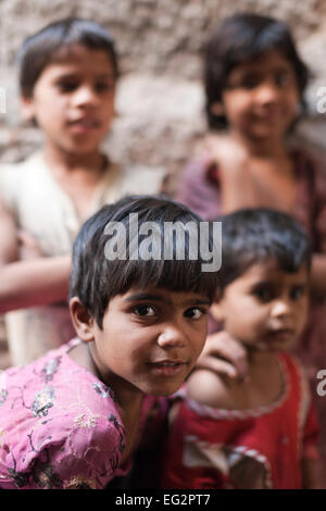 Jodhpur, Rajasthan, Indien. Group Portrait von Kindern in einer engen Gasse der Altstadt Stockfoto