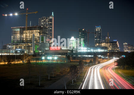 Eine Nacht Blick auf die Skyline von Austin, Texas, USA mit helle Streifen sichtbar auf Cesar Chavez Blvd. Stockfoto