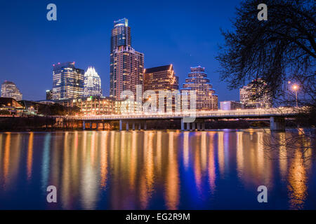 Eine Nacht-Blick auf die Skyline von Austin, Texas, USA, entnommen dem Südufer von Lady Bird Lake. Stockfoto