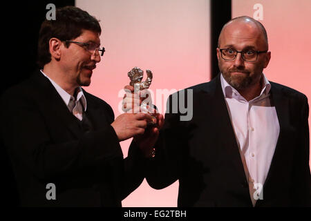 Berlin, Deutschland. 14. Februar 2015. Evgeniy Privin (R) und Sergey Michalchuk halten den silbernen Bären für eine herausragende künstlerische Leistung für die Kamera für den Film "Unter elektrischen Wolken" bei der Preisverleihung in der 65. Internationalen Filmfestspiele Berlinale in Berlin, Deutschland, 14. Februar 2015. Bildnachweis: Zhang Fan/Xinhua/Alamy Live-Nachrichten Stockfoto