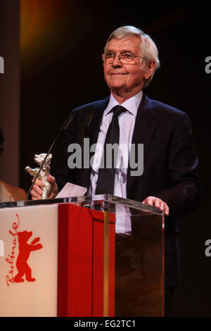 Berlin, Deutschland. 14. Februar 2015. Tom Courtenay hält seine Silberner Bär für den besten Schauspieler für den Film "45 Jahre" bei der Preisverleihung in der 65. Internationalen Filmfestspiele Berlinale in Berlin, Deutschland, 14. Februar 2015. Bildnachweis: Zhang Fan/Xinhua/Alamy Live-Nachrichten Stockfoto