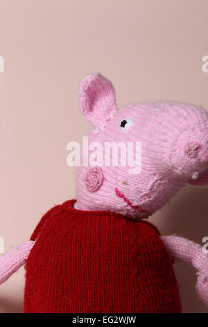 Ein Kinder Teddybär im Studio vor einem hellen rosa Hintergrund abgebildet. Stockfoto