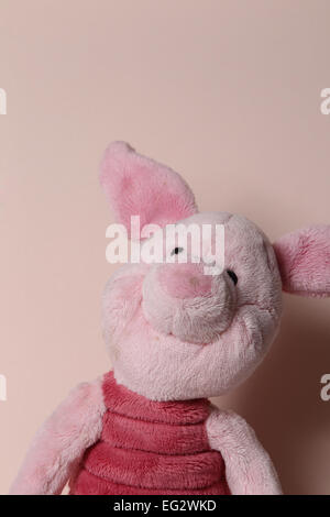 Ein Kinder Teddybär im Studio vor einem hellen rosa Hintergrund abgebildet. Stockfoto