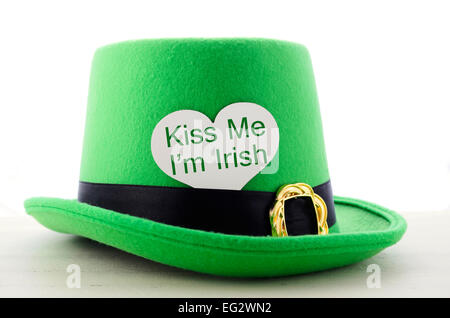 Happy St Patricks Day Grünen Kobold Hut auf weißer Holztisch mit Kiss Me ich bin irische Herzform Gruß Zeichen. Stockfoto
