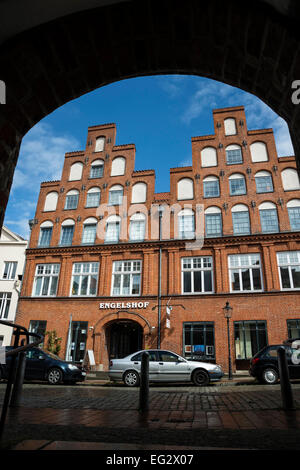 Blick auf ein typisches, in Krähen gestufenes Giebelgebäude aus dem alten Hof, Lübeck, Deutschland, Europa. Stockfoto