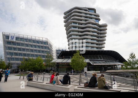 Menschen sitzen, entspannen, bewundern, vor moderner Architektur Komplex, Hafen, Hamburg, Deutschland, Europa. Stockfoto
