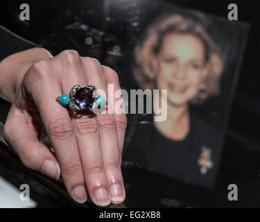 Ein Mitglied des Personals bei Bonhams Modelle eine Anethyst Türkis und Diamantring von Jean Schlumberger, est £5.200-7.800 eine Vorschau der Auktion highlights aus den Nachlass von Lauren Bacall, bei Bonhams, London, England am 13. Februar 2015. Die Vorschau von 50 ausgewählten umfasst Werke von Henry Moore, David Hockney, Robert Graham, Noel Coward und Jim Dine - lose und wird voraussichtlich am 31. März und 1. April 2015 bei Bonhams New York versteigert. Foto von Melissa Nord, Ref B5690. Stockfoto