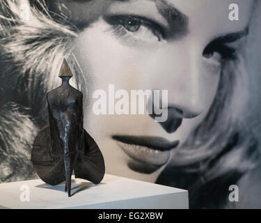 LYNN CHADWICK Maquette II Walking Woman Höhe 12 Zoll highlights est £9.800-13.000, eine Vorschau der Auktion aus den Nachlass von Lauren Bacall, bei Bonhams, London, England am 13. Februar 2015. Die Vorschau von 50 ausgewählten umfasst Werke von Henry Moore, David Hockney, Robert Graham, Noel Coward und Jim Dine - lose und wird voraussichtlich am 31. März und 1. April 2015 bei Bonhams New York versteigert. Foto von Melissa Nord, Ref B5690. Stockfoto