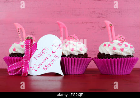 International Womens Tag, 8. März, Cupcakes mit hochhackigen Stöckelschuhen Fondant auf Vintage rosa Holz-Hintergrund Stockfoto