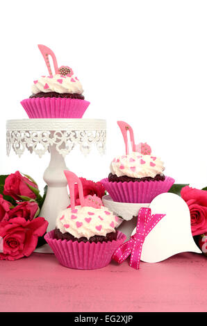 International Womens Tag, 8. März, Cupcakes mit hochhackigen Stöckelschuhen Fondant Kuchen steht Stockfoto